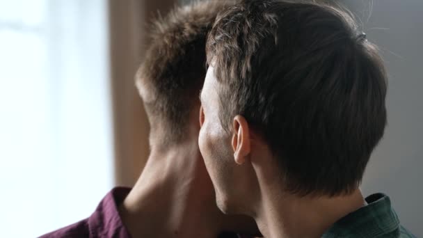 彼のボーイフレンドに親密な何かをささやく同性愛者の男性の閉じる Lgbt関係の概念 — ストック動画