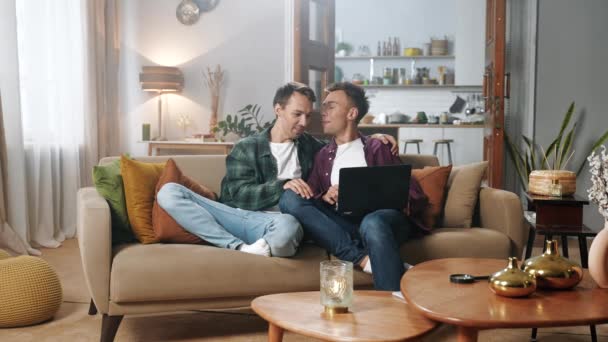 Šťastný Homosexuální Pár Online Nakupování Nebo Rezervace Hotelu Pomocí Notebooku — Stock video