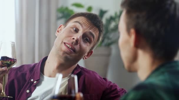 젊은게 남자가 자신의 파트너를 건배를 집에서 로맨틱 데이트중에 키스하는 사랑하는 — 비디오