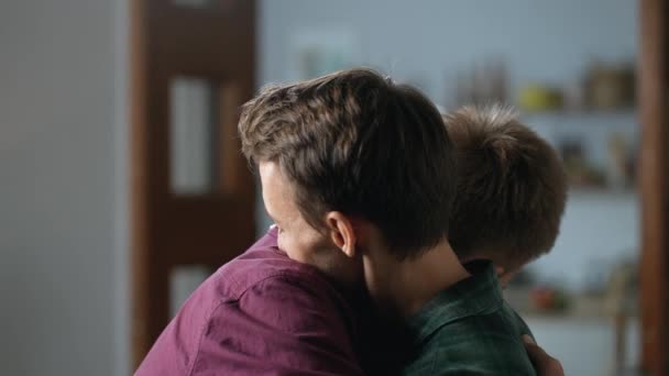 Autentico Colpo Giovane Uomo Omosessuale Sta Dando Dolce Abbraccio Suo — Video Stock