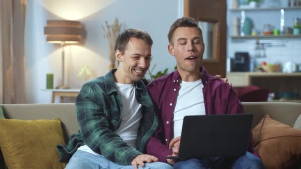 Szczęśliwa Młoda Para Homoseksualistów Wideo Rozmowy Online Przyjaciółmi Lub Rodziną — Wideo stockowe