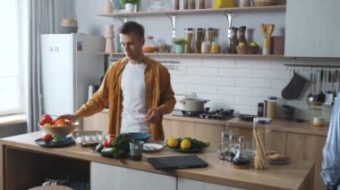 Genç eşcinsel erkeklerin kahvaltı hazırlarken çekilmiş yüksek kaliteli 4K görüntüleri.. 