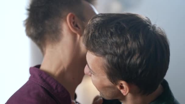 Plan Rapproché Cinématographique Deux Hommes Homosexuels Heureux Aimants Embrassant Embrassant — Video