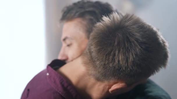 Auténtica Toma Cerca Amar Pareja Gay Masculina Besándose Abrazándose Suavemente — Vídeo de stock