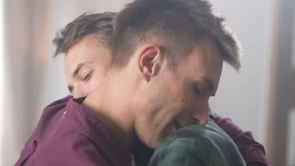 Autentic Aproape Împușcat Iubitor Cuplu Homosexual Sex Masculin Îmbrățișându Ușor — Videoclip de stoc