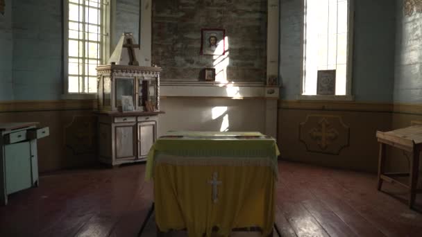 Zoom Świetle Opuszczonego Kościoła Prawosławnego Odsłania Duże Okna Ozdobione Starymi — Wideo stockowe