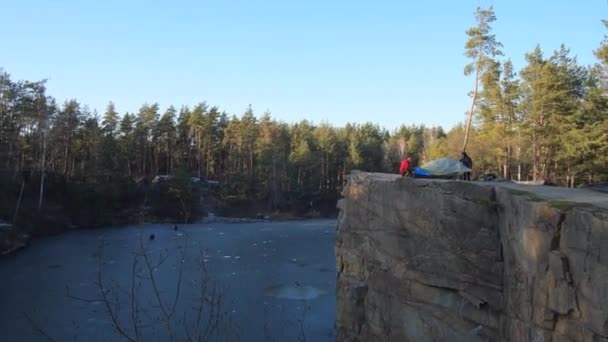 两名游客在国家公园悬崖边的营地上搭起帐篷 时间流逝了 高质量的4K镜头 — 图库视频影像
