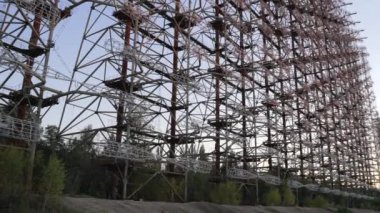 Ukrayna 'nın Çernobil Yasaklama Bölgesi' ndeki Duga ufuk radar sistemi geniş açıdan görülüyor. Yüksek kalite 4k görüntü