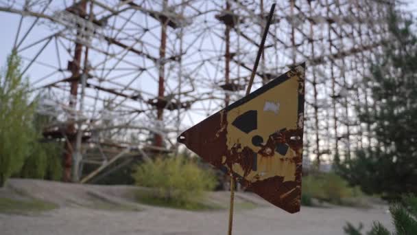 Övergiven Strålningsskylt Med Duga Horizon Radarsystem Bakgrund Tjernobyl Ukraina — Stockvideo