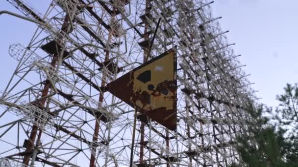 Pemandangan Sistem Radar Duga Horizon Melalui Tanda Radiasi Chernobyl Ukraina — Stok Video