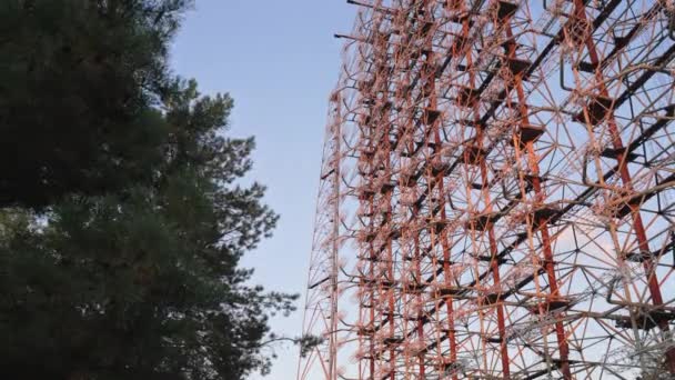 Zooma Duga Radarsystem Visa Genom Träd Med Blå Himmel Bakgrunden — Stockvideo