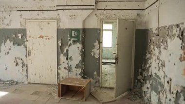Eski binadaki terk edilmiş odaların manzarası. Yaşlanan yapının boş odalarının manzarası. Yüksek kalite 4K görüntü.