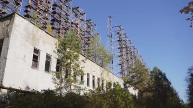 Çernobil, Ukrayna 'daki terk edilmiş bina üzerinden Duga ufuk radar sisteminin görüntüsü 