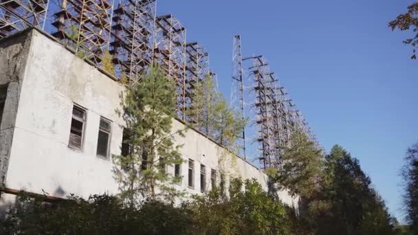 通过乌克兰切尔诺贝利废弃建筑观看Duga地平线雷达系统 — 图库视频影像