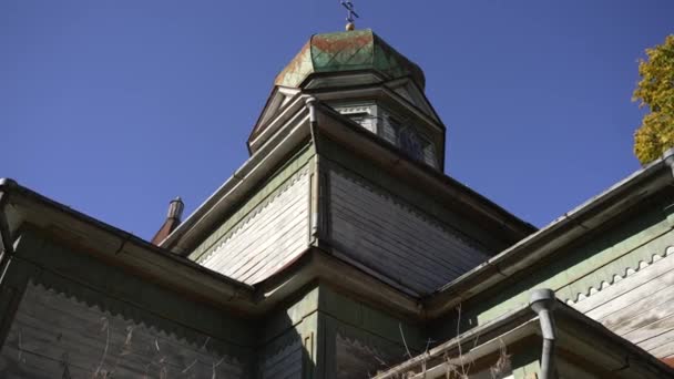 Primer Plano Una Iglesia Ortodoxa Abandonada Detalles Arquitectura Arbolada Envejecida — Vídeos de Stock