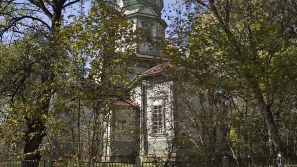 Zoom Vederea Unei Biserici Ortodoxe Abandonate Deși Copaci Clădire Vârstă — Videoclip de stoc