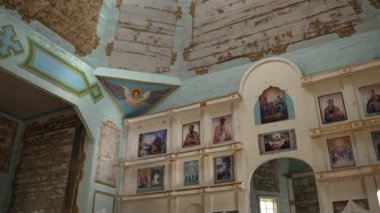 Terk edilmiş bir Ortodoks kilisesinin manzarası. Havadan dövülmüş ikonlar, dini freskler ve Pripyat, Çernobil, Ukrayna 'daki merkez kubbede İsa' nın çarpıcı bir duvar resmi.