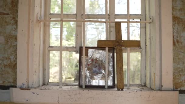 Грязное Окно Крепкими Решетками Забытой Иконой Крестом Заброшенной Церкви — стоковое видео