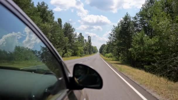 화창한 날씨에 둘러싸인 도로를 운전하는 창에서 자동차로 여행하는 Pov 고품질 — 비디오