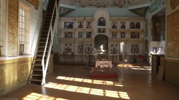 Zoom Een Altaar Versierd Met Talrijke Iconen Een Verlaten Orthodoxe — Stockvideo