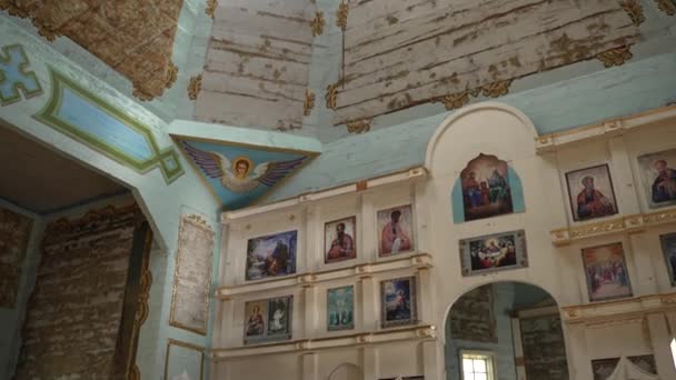 Вид Заброшенной Православной Церкви Украшенной Погодными Иконами Религиозными Фресками Яркой — стоковое видео