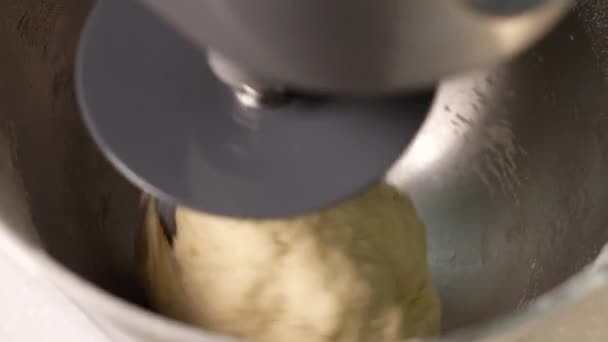 Een Standmixer Die Deeg Bereidt Brood Maken Een Elektrische Mixer — Stockvideo