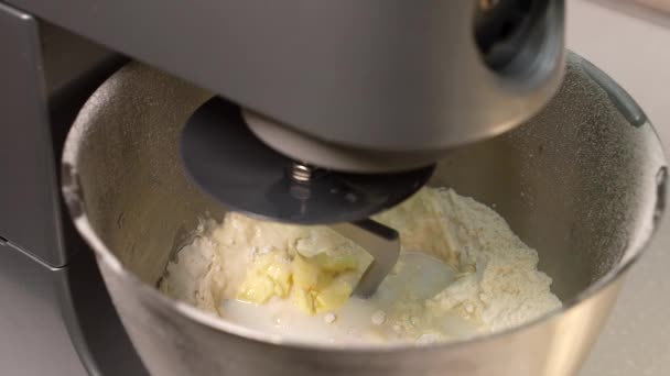 Een Standmixer Die Deeg Bereidt Brood Maken Elektronische Mixer Mengen — Stockvideo