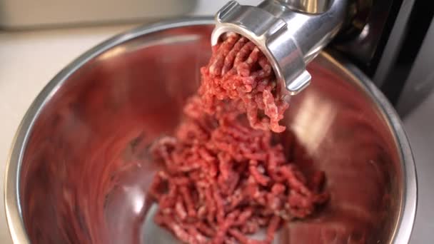 Ένας Ηλεκτρικός Μύλος Κρέατος Μετατρέπει Φρέσκο Βόειο Κρέας Κιμά Οικιακός — Αρχείο Βίντεο