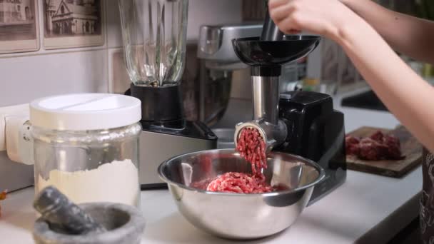 Elektrisk Köttkvarn Omvandlar Färskt Nötkött Till Finmalet Kött Köket Utrustning — Stockvideo
