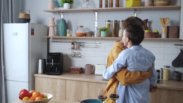 Büyüleyici Eşcinsel Çift Birbirlerine Içtenlikle Sarılıp Dans Ediyorlar Evlerinde Samimi — Stok video