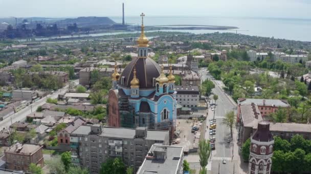 우크라이나의 러시아 마리우폴 우크라이나의 중심의 항공기 배경에 Azovstal와 Azov의 비디오 클립