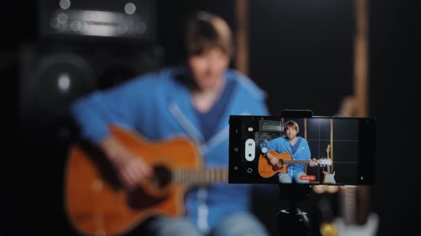 Guitarrista Está Conduzindo Uma Aula Line Seja Fazendo Streaming Gravando — Vídeo de Stock