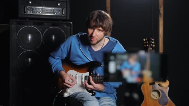 Gitarrenlehrer Bei Der Aufnahme Einer Online Musikstunde Mit Dem Handy — Stockvideo