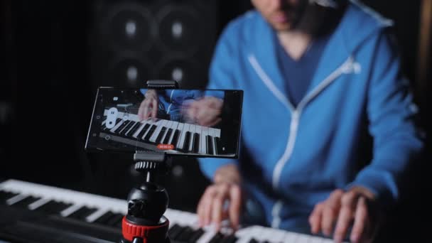 Pianista Profissional Está Usando Seu Telefone Celular Para Gravar Seu — Vídeo de Stock