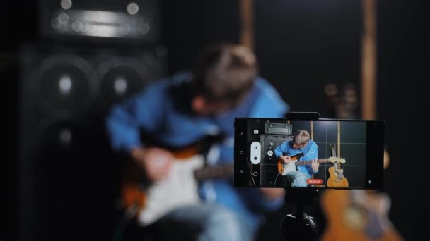 Utalentowany Gitarzysta Prezentuje Swoje Umiejętności Ekspresyjne Grając Pasją Gitarze Elektrycznej — Wideo stockowe