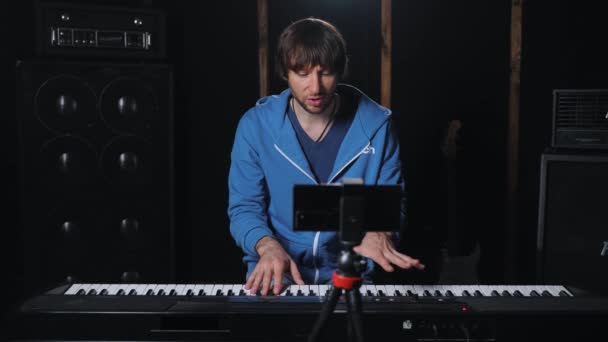 Egy Profi Zongoratanár Online Leckét Vagy Mesterkurzust Tart Egy Hallgatóval — Stock videók