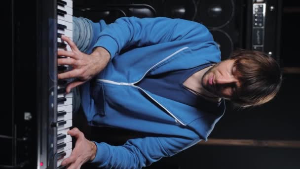 Video Vertical Professor Música Está Conduzindo Uma Aula Piano Online — Vídeo de Stock