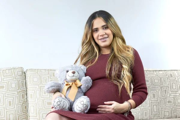 Mujer Embarazada Sonriendo Cámara Tiene Aparatos Ortopédicos Los Dientes Ella —  Fotos de Stock