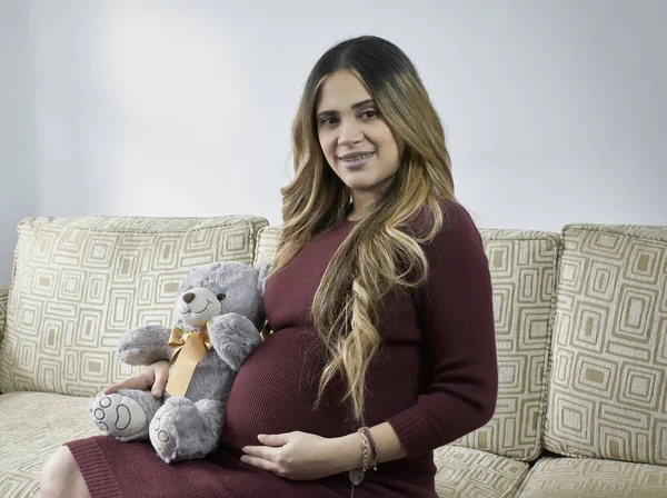 Embarazada Latina Sonriendo Cámara Sosteniendo Osito Peluche Para Futura Hija —  Fotos de Stock