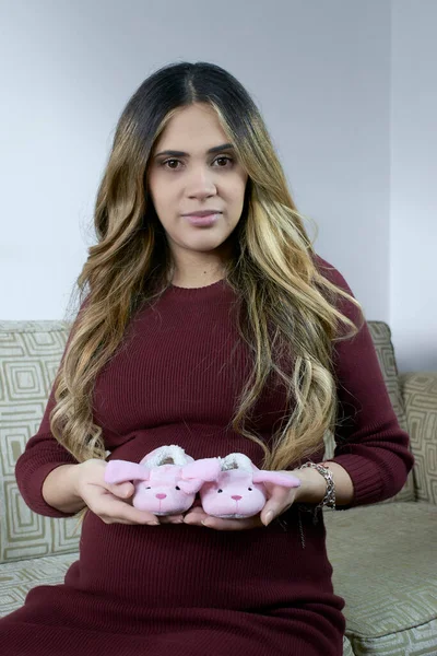 Chica Embarazada Mostrando Cámara Sus Zapatillas Forma Conejo Que Regalar —  Fotos de Stock