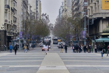 Montevideo Uruguay 'daki 18 Julio Bulvarı manzarası. Eski şehrin tarihi merkezi..