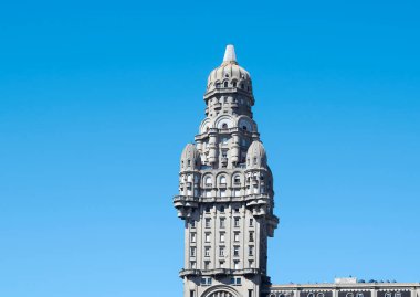 Montevideo, Plaza Independence Uruguay 'daki Palacio Salvo binasının mimarisi.