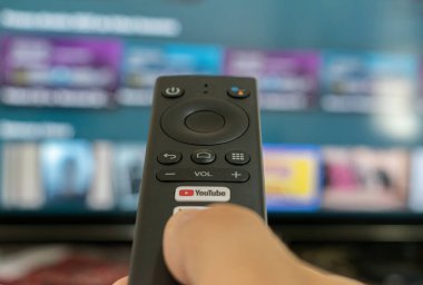 Android akıllı TV uzaktan kumandası. Youtube 'da bir uygulama düğmesi var. 