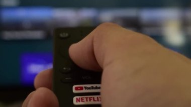 Android akıllı TV uzaktan kumandası. Bir Youtube, Netflix yayın uygulama düğmesi var. 