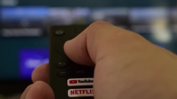 Android智能电视遥控装置 有一个Youtube Netflix流媒体应用程序按钮 — 图库视频影像