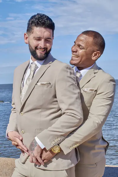 Farklılığı kutlayan iki adam, aşkları sahilde halka açıldı. Dolaptan çıkıyorlar. LGBT topluluğunun gururu.