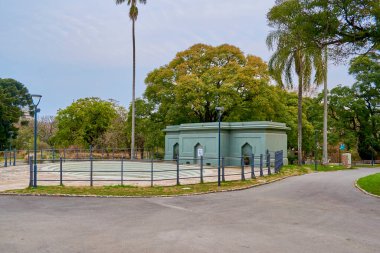 Villa Dolores, Montevideo Uruguay 'daki eski hayvanat bahçesini park ediyor. 20. yüzyılın başında inşa edilen güzel çağ mimarisi Dolores Pereira Rosell Parkı