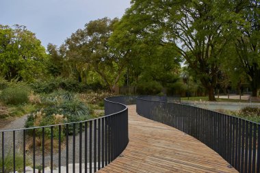 Kırsal demir ve ahşap köprüsü olan güzel bir doğal park. Montevideo Uruguay için huzurlu bir yer. Pereira Rossell Park Hayvanat Bahçesi