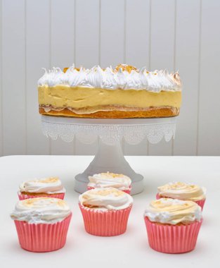 Doğum günleri için limonlu tatlı ya da önemli kutlamalar için. Pasta çok lezzetli ve ön planda fincanlı kekleri görebilirsiniz..