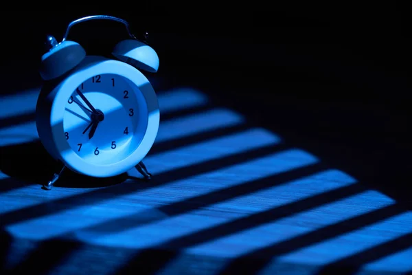 Relógio Alarme Vintage Iluminado Através Cego — Fotografia de Stock